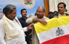 Siddaramaiah bats for regional pride, seeks Centre&rsquo;s okay for state flag